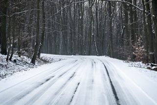 Sněhové přeháňky zkomplikovaly dopravu zejména na Moravě a ve Slezsku. Silničáři doporučují opatrnost